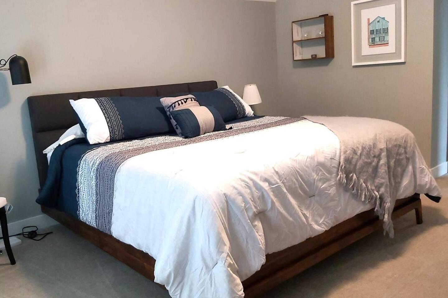 2 King Bedrooms - Walking Distance To Pools