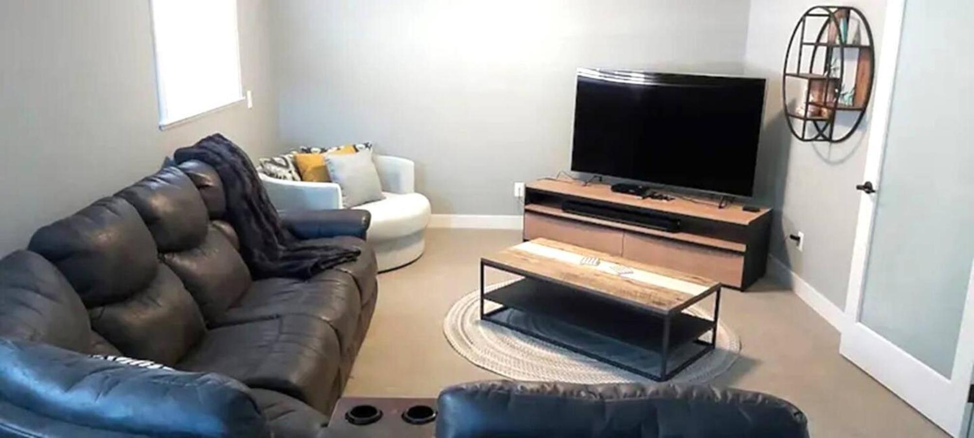 2 King Bedrooms - Walking Distance To Pools