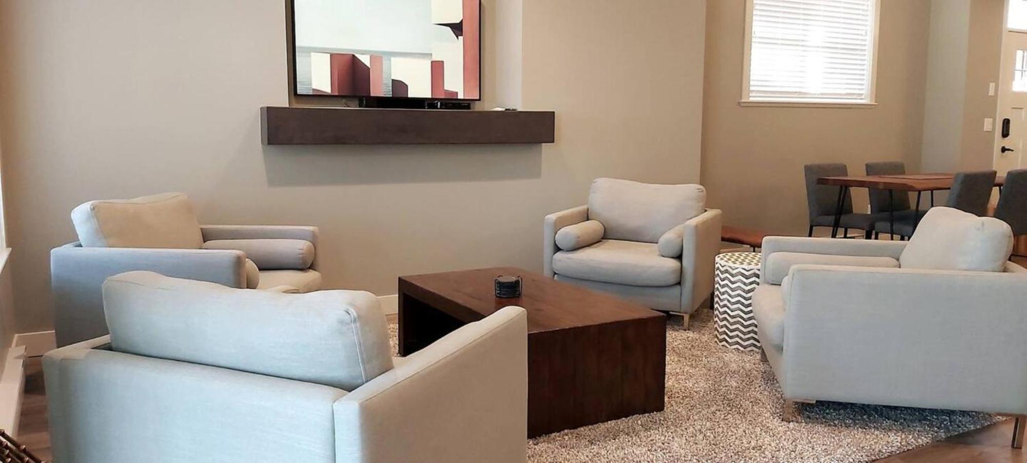 2 King Bedrooms - Walking Distance To Pools