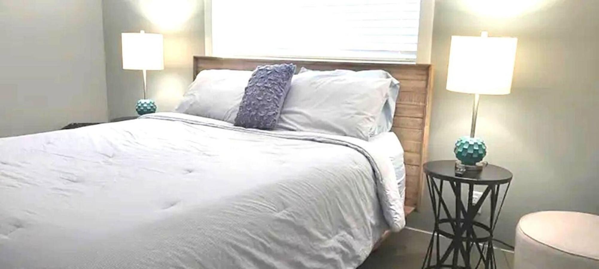 2 King Bedrooms - Walking Distance To Pools