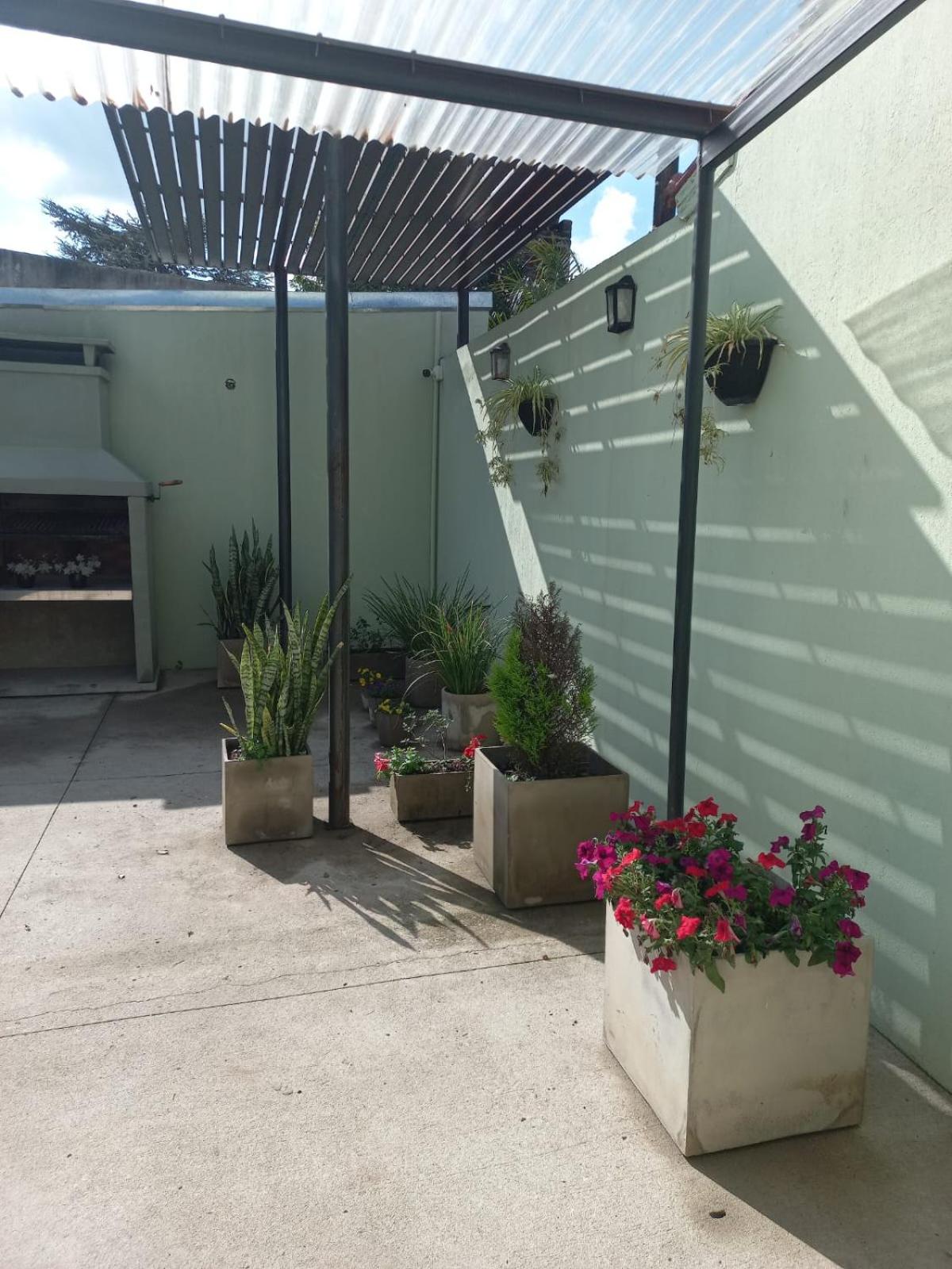 Casa moderna y amplia con patio y cochera techada