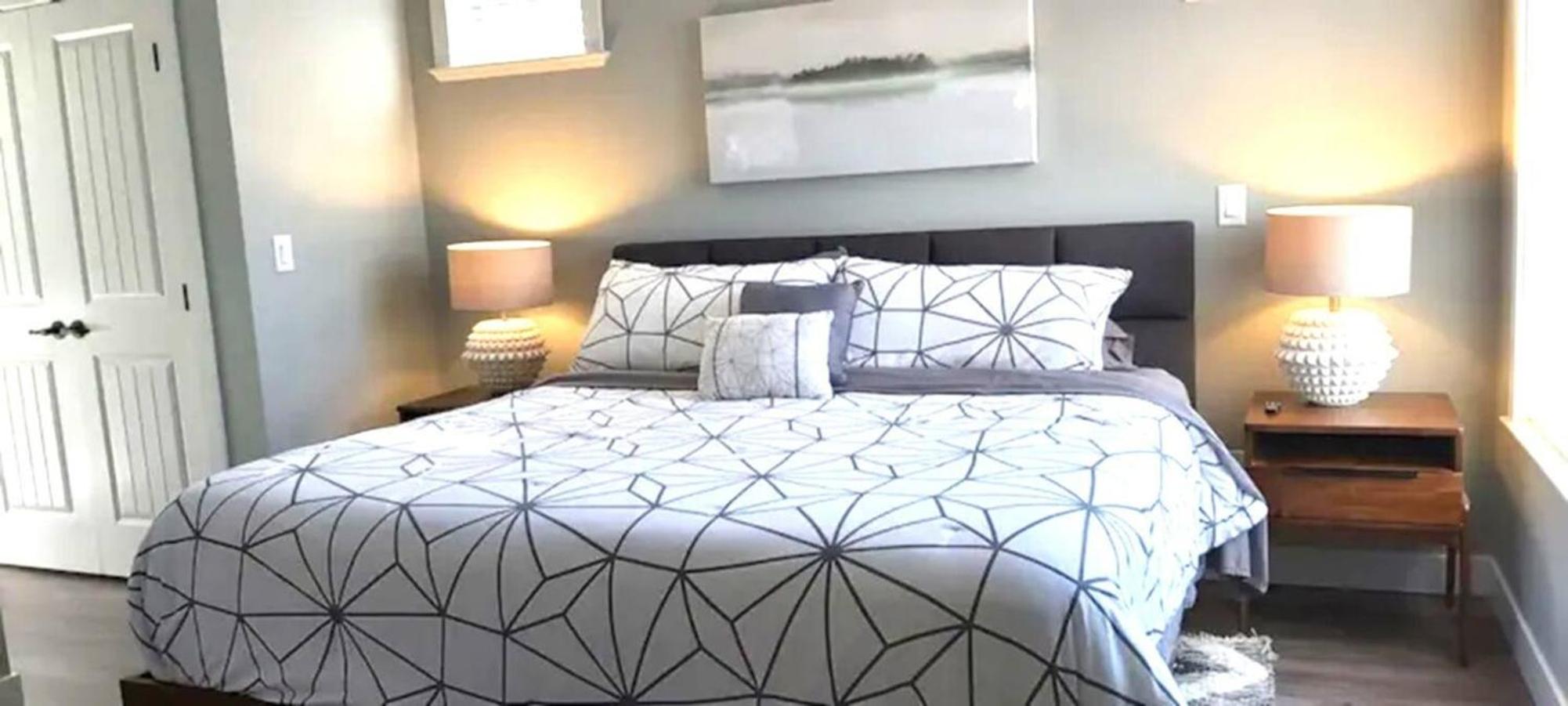 2 King Bedrooms - Walking Distance To Pools