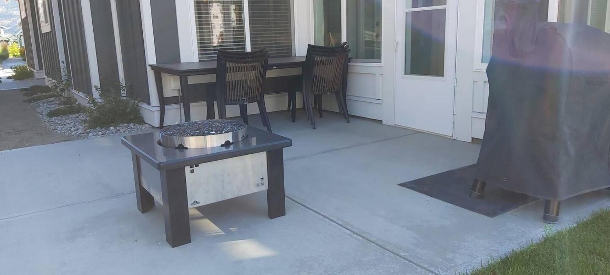 2 King Bedrooms - Walking Distance To Pools