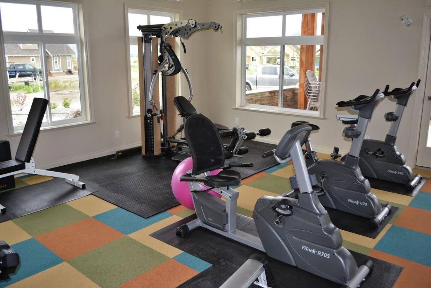 2 King Bedrooms - Walking Distance To Pools