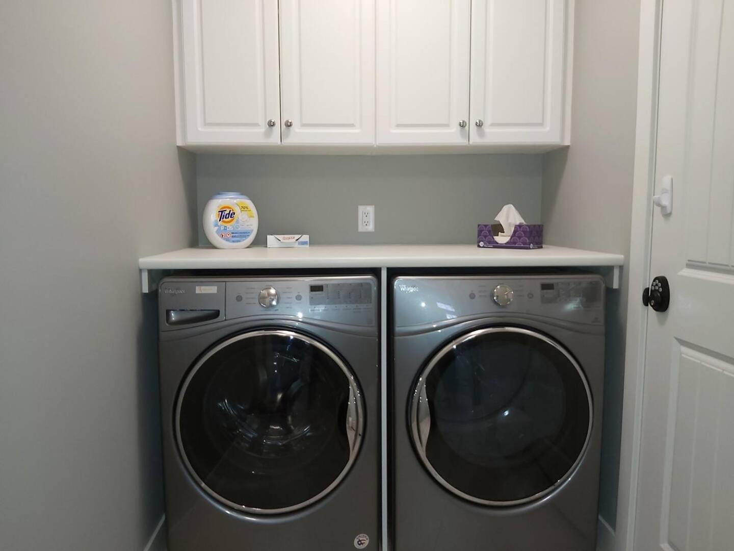 2 King Bedrooms - Walking Distance To Pools