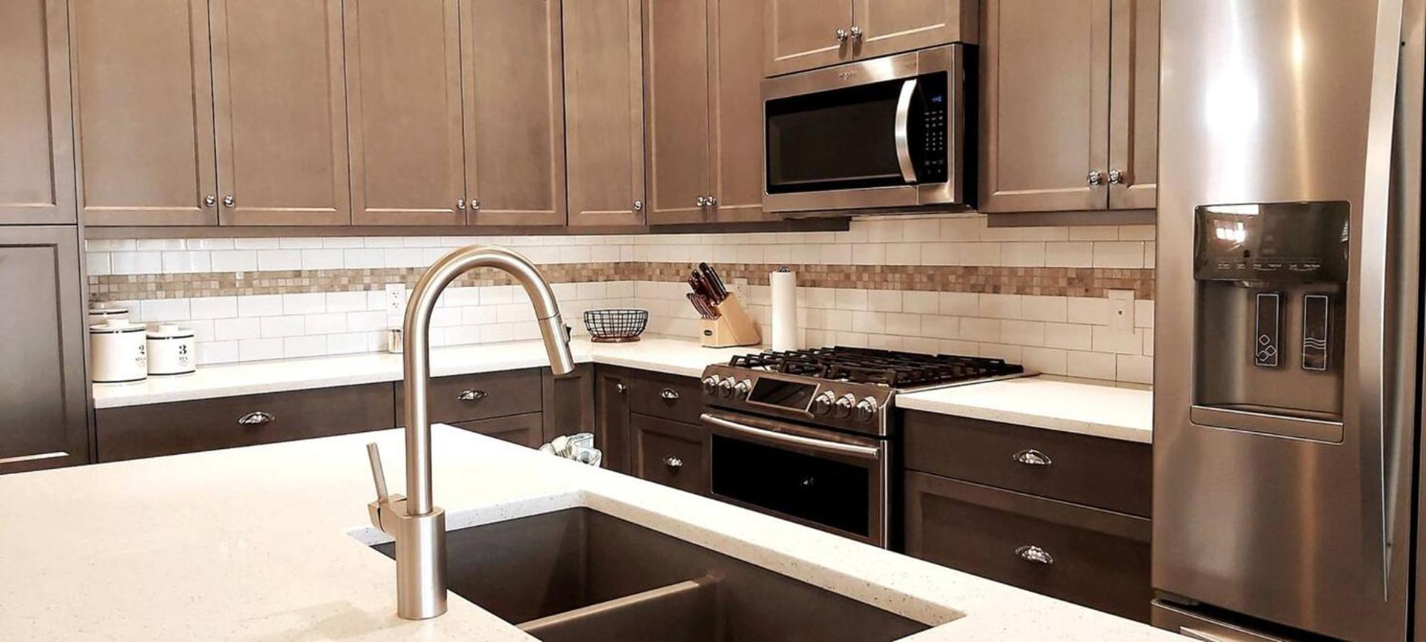 2 King Bedrooms - Walking Distance To Pools