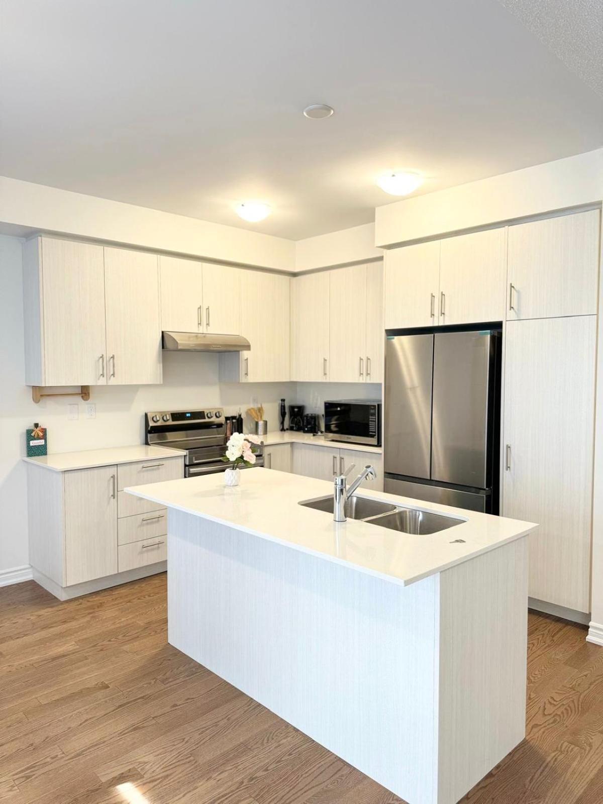 Barrie Vacations - Brand New Modern Home in Barrie! - Property Image 2