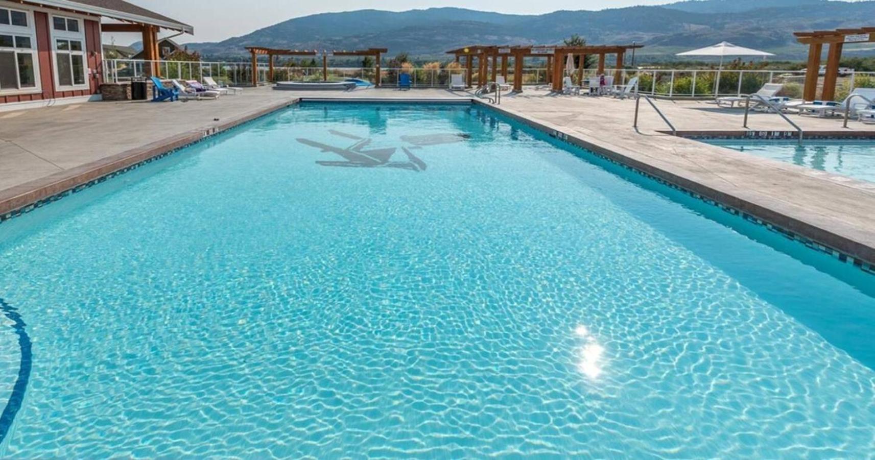 Amazing Burgundy Cottage - Short Walk To The Pools