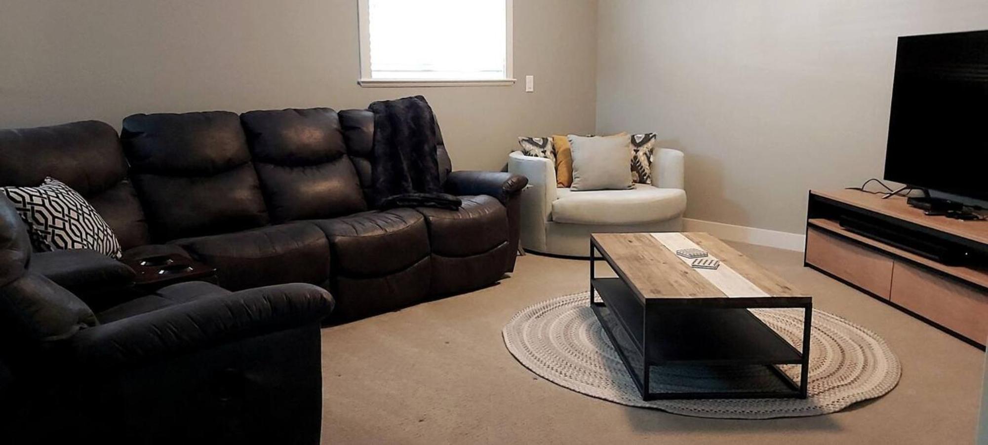 2 King Bedrooms - Walking Distance To Pools