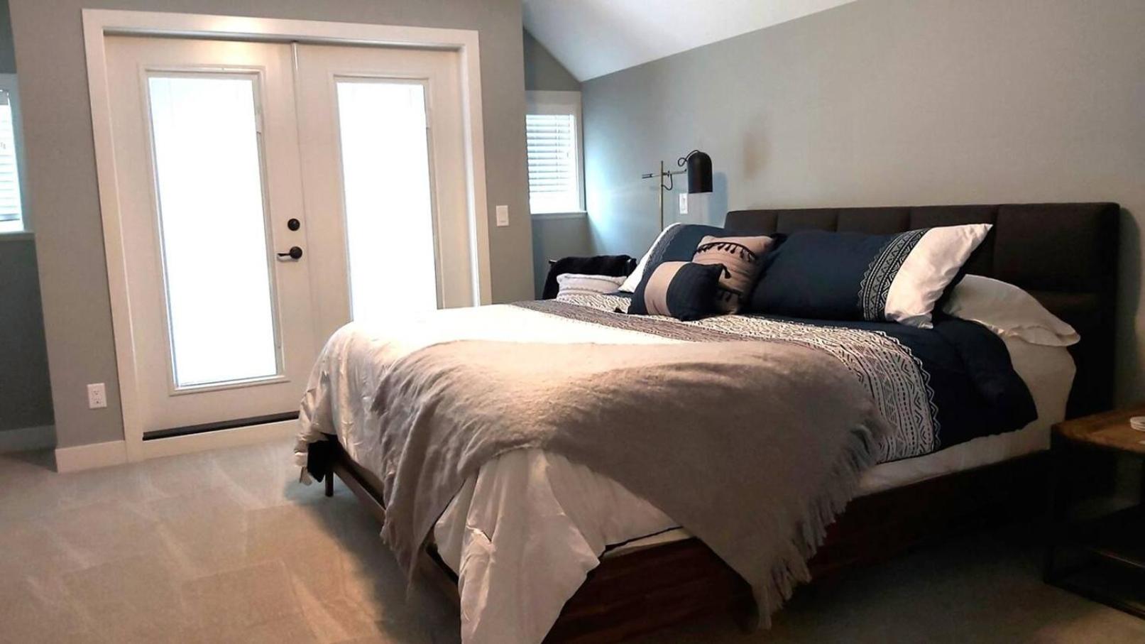 2 King Bedrooms - Walking Distance To Pools