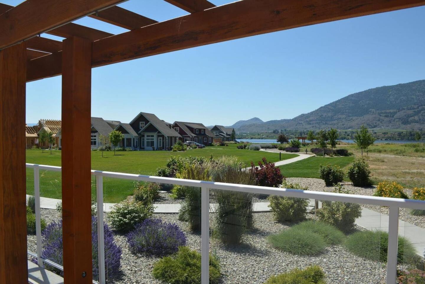2 King Bedrooms - Walking Distance To Pools