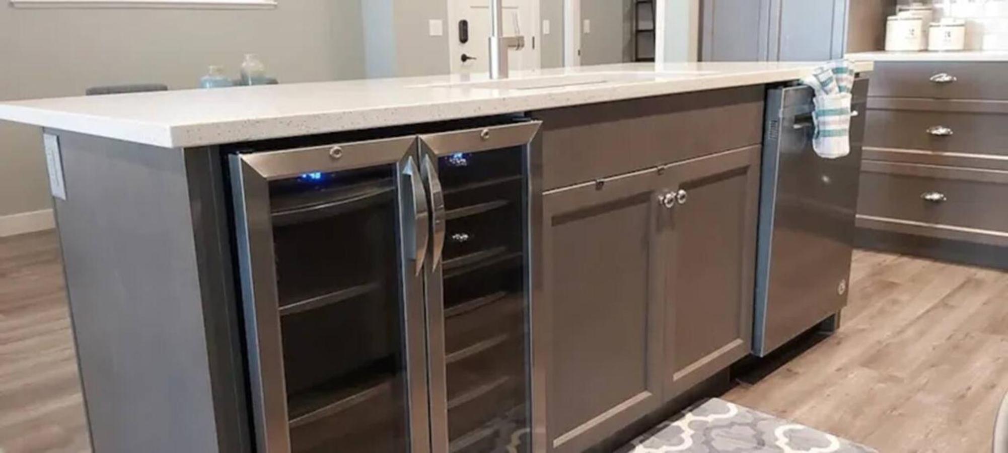 2 King Bedrooms - Walking Distance To Pools
