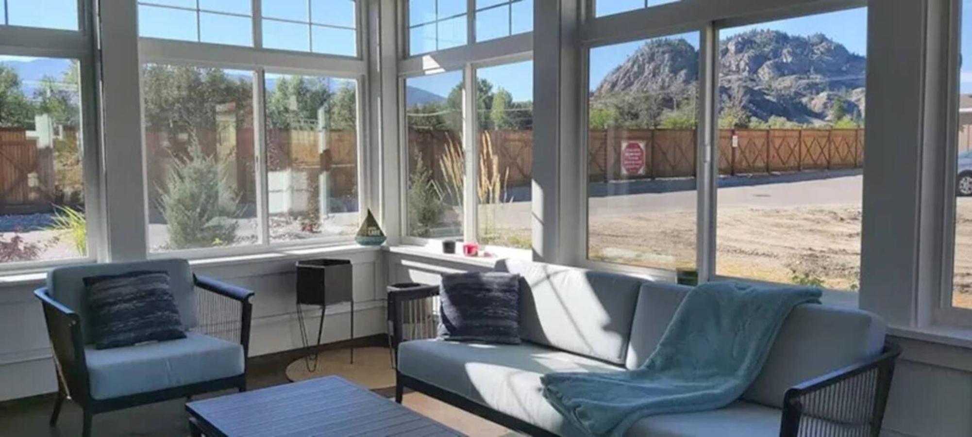 2 King Bedrooms - Walking Distance To Pools
