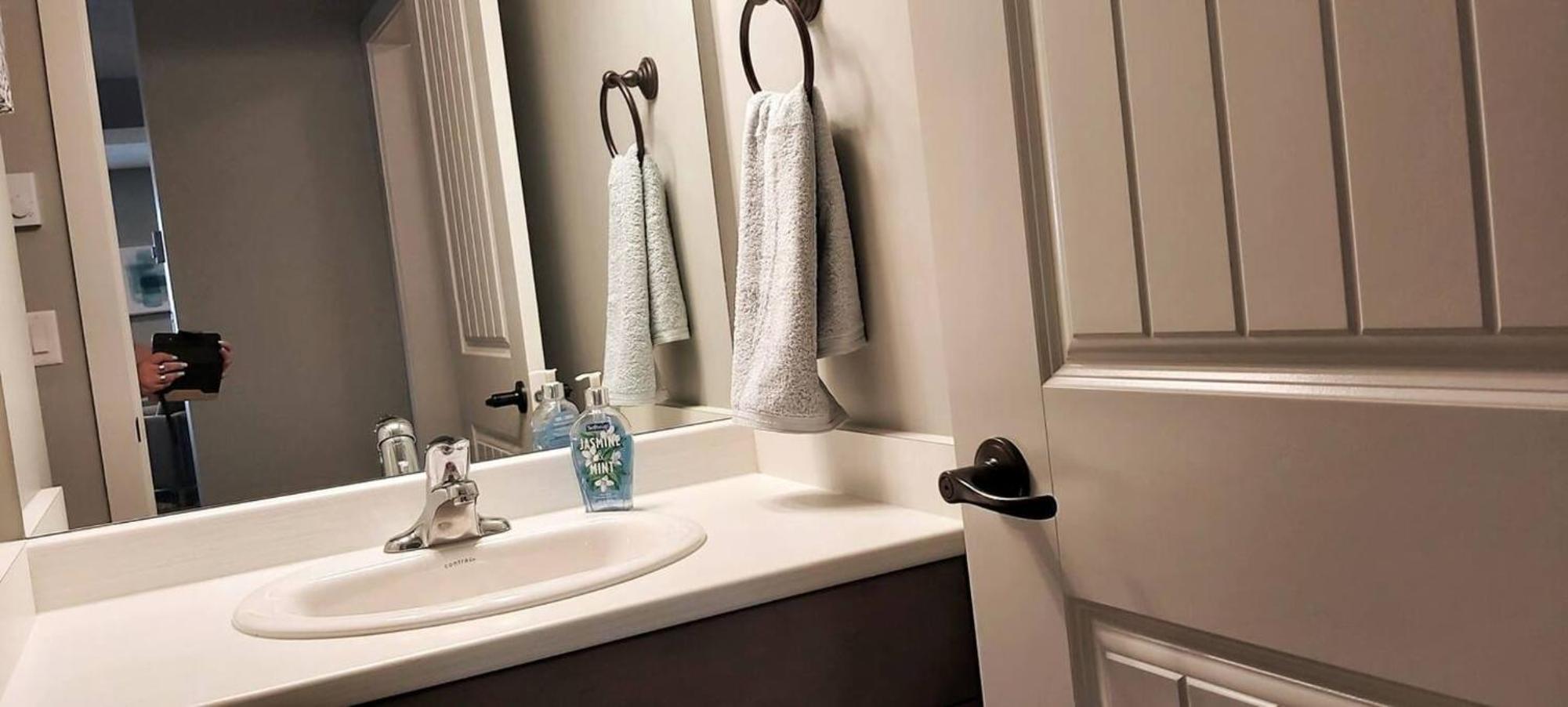 2 King Bedrooms - Walking Distance To Pools