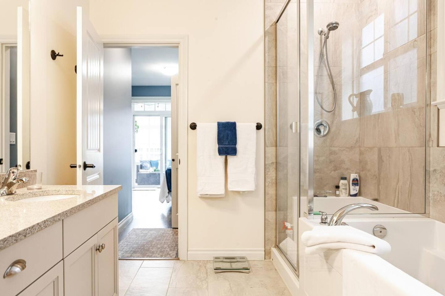 Amazing Burgundy Cottage - Short Walk To The Pools