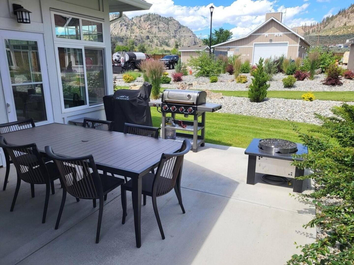 2 King Bedrooms - Walking Distance To Pools