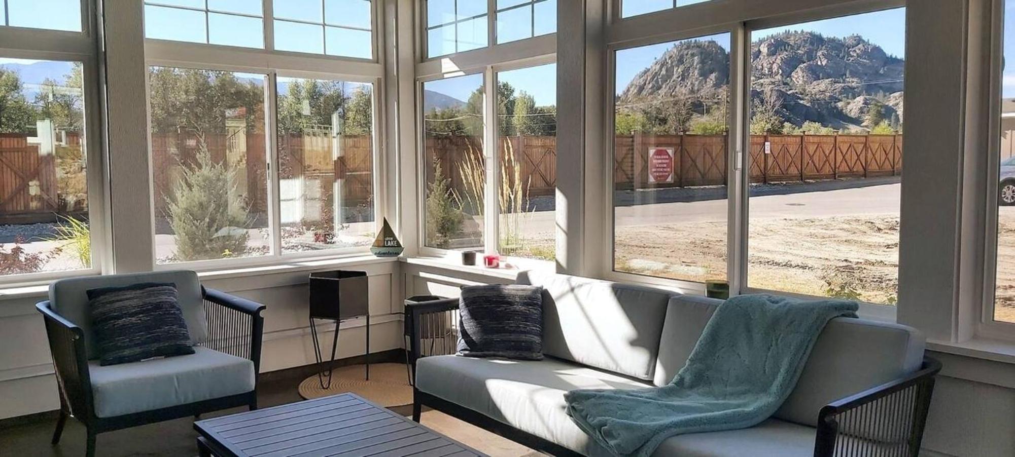 2 King Bedrooms - Walking Distance To Pools