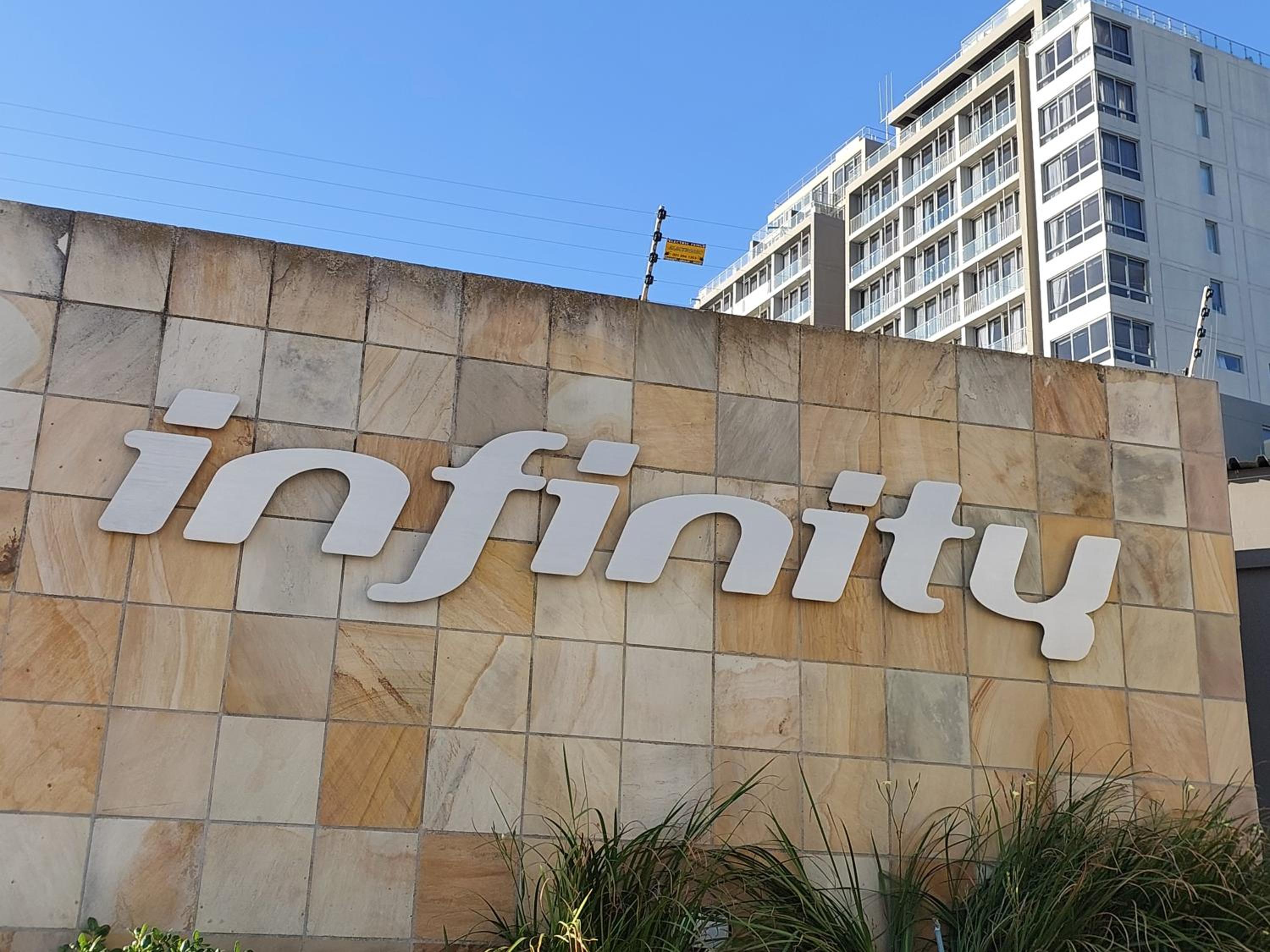 Infinity Beachfront 607 - Apartment Bloubergstrand Cape Town view 4