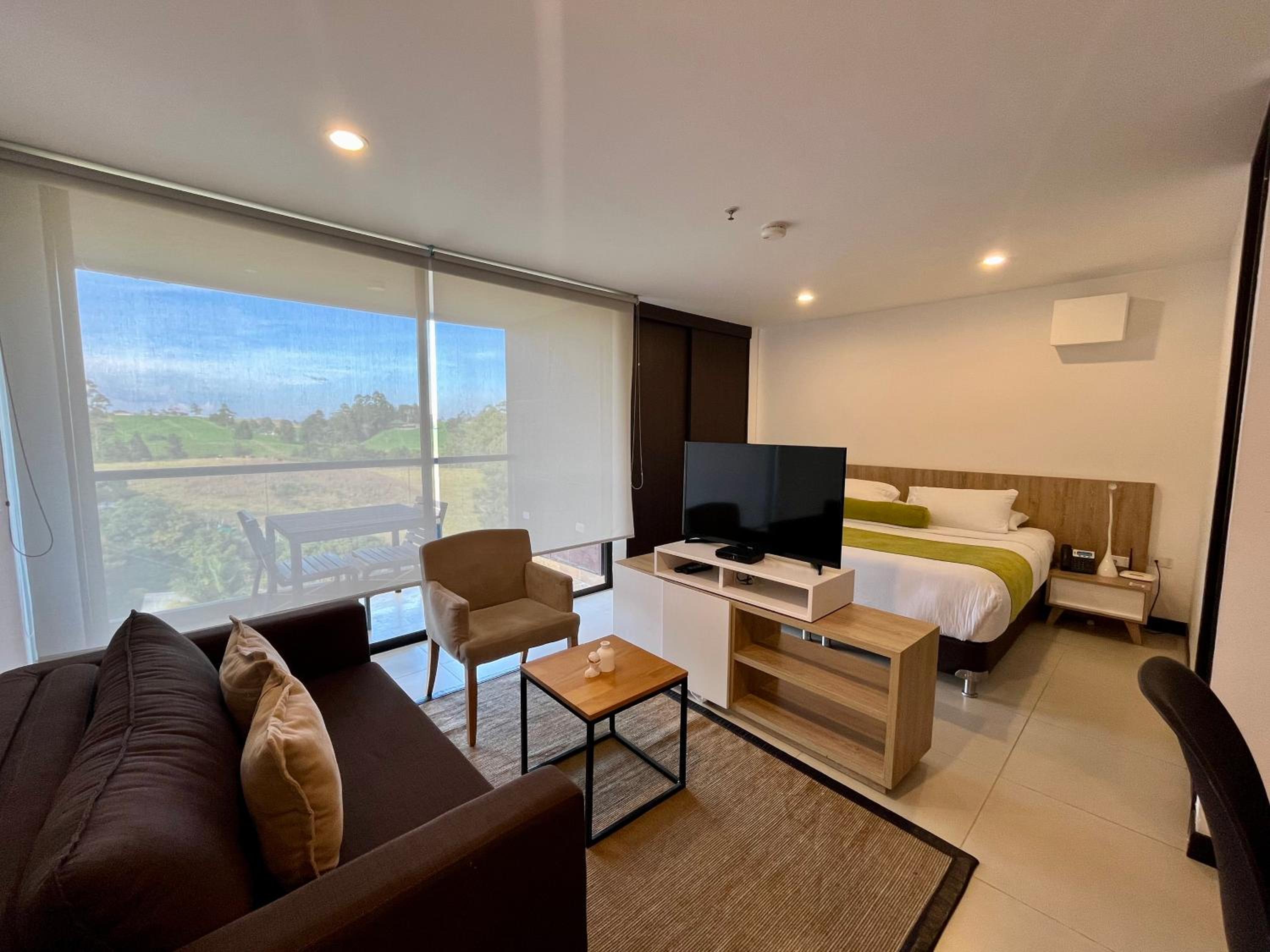 Apartasuite cercana al aeropuerto internacional MED