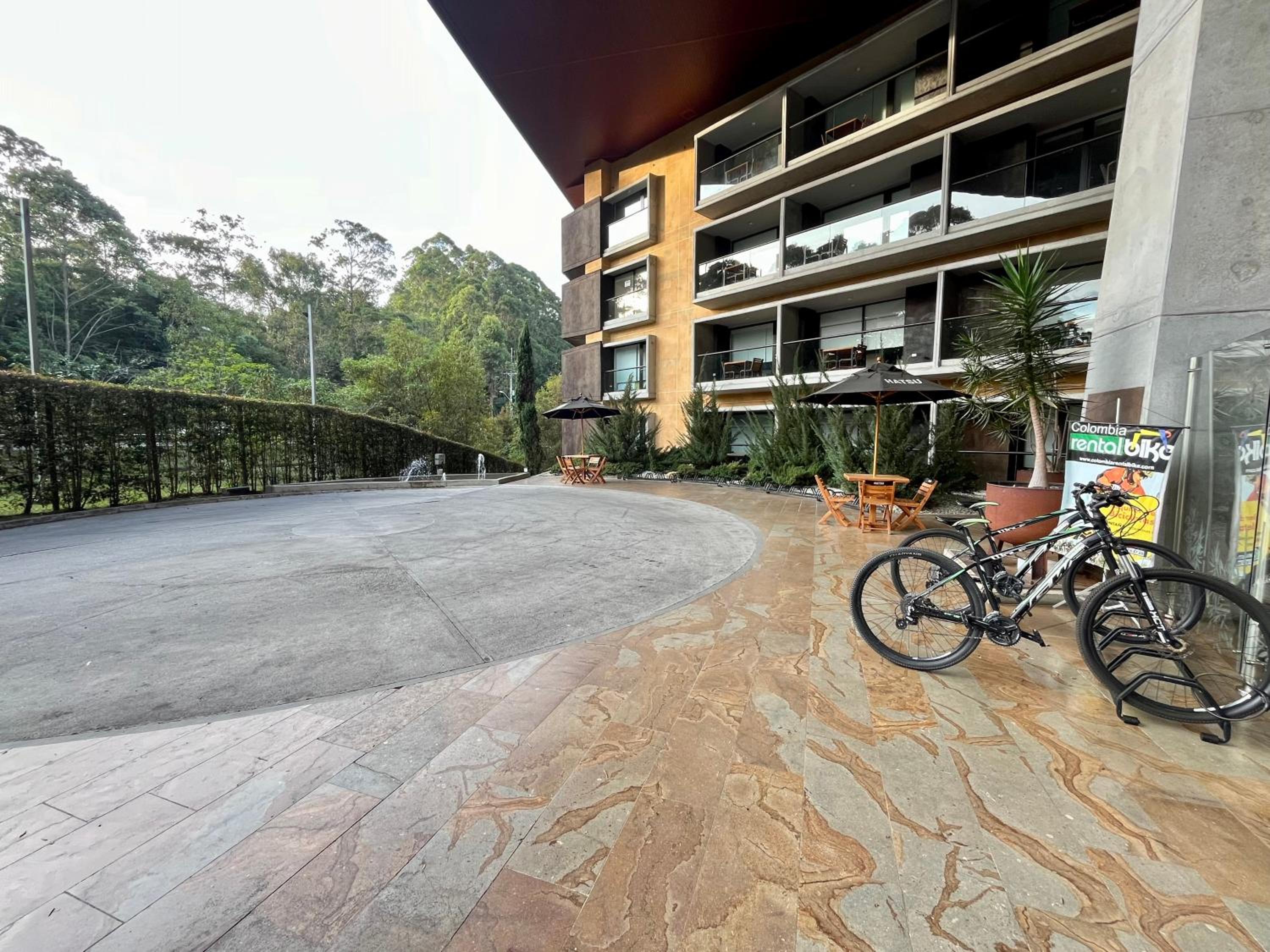 Apartasuite cercana al aeropuerto internacional MED