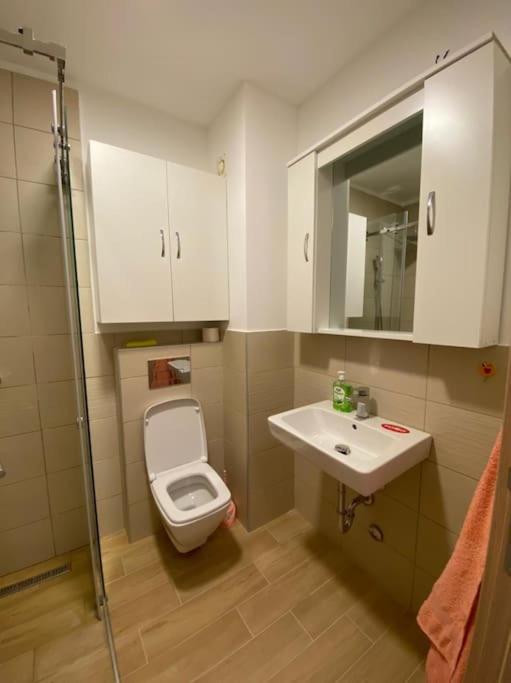 Lovely studio near center view 2