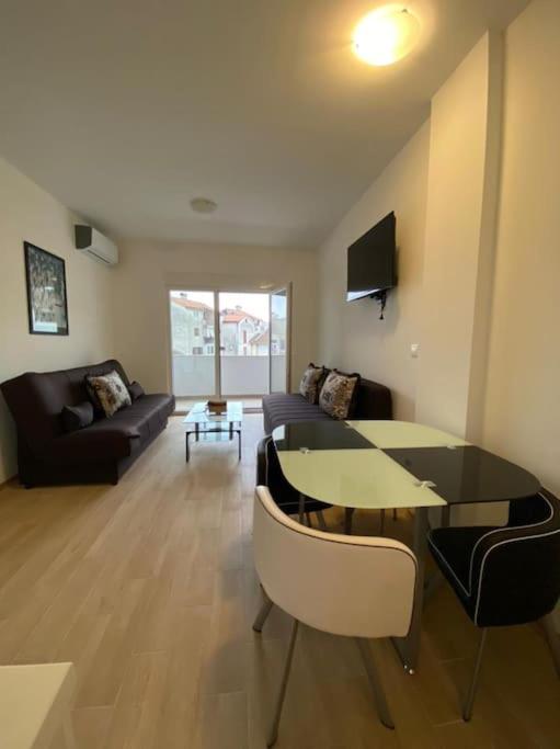 Lovely studio near center view 4