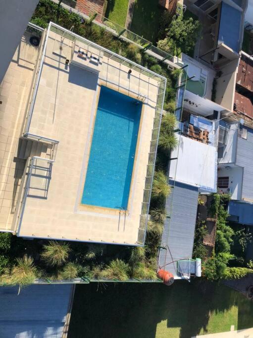 Depto de lujo con cochera y piscina sobre Bv Gálvez