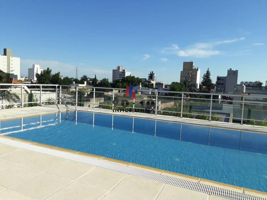 Depto de lujo con cochera y piscina sobre Bv Gálvez