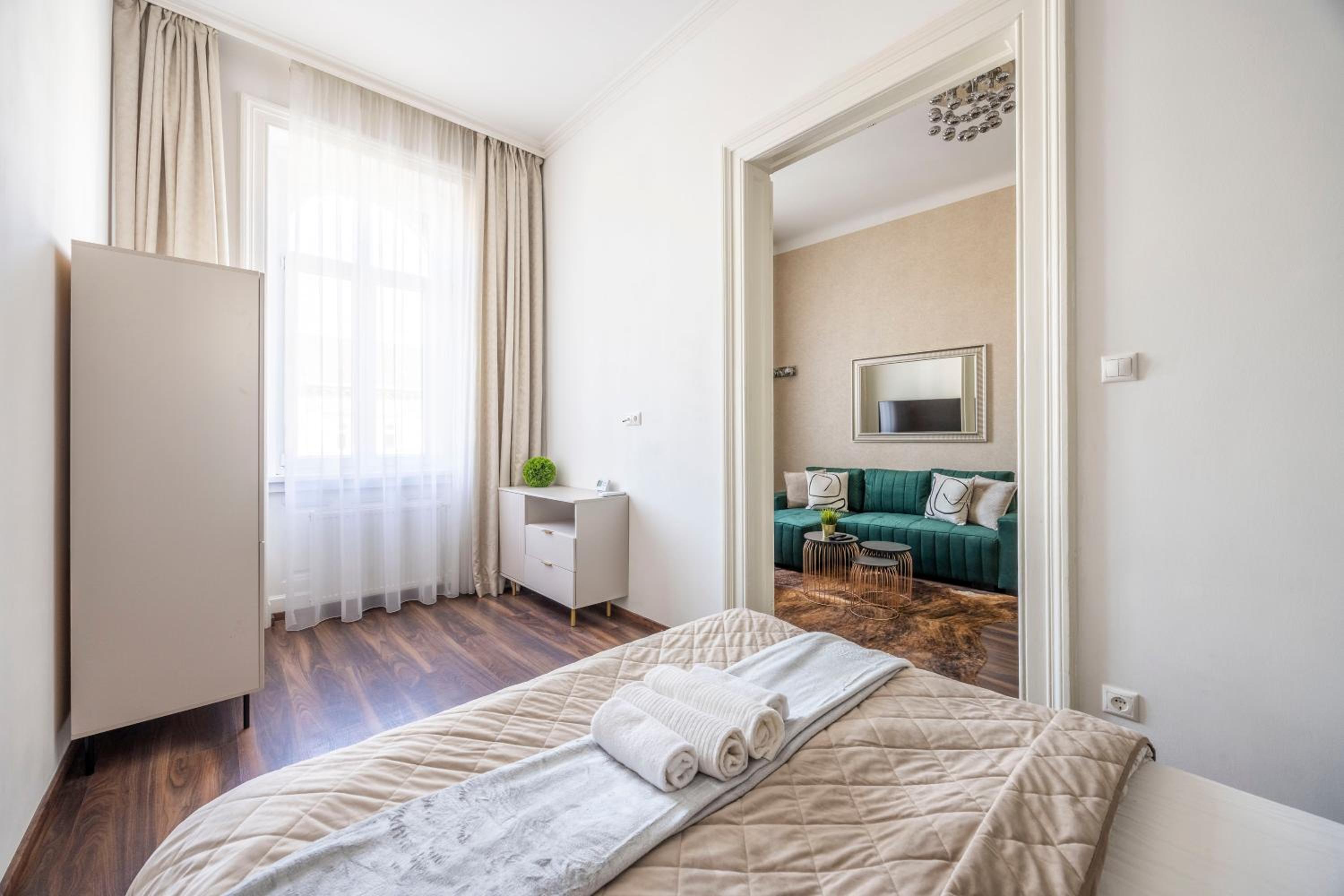 Luxurious Central Elizabeth Grand Suite w' Sauna view 3