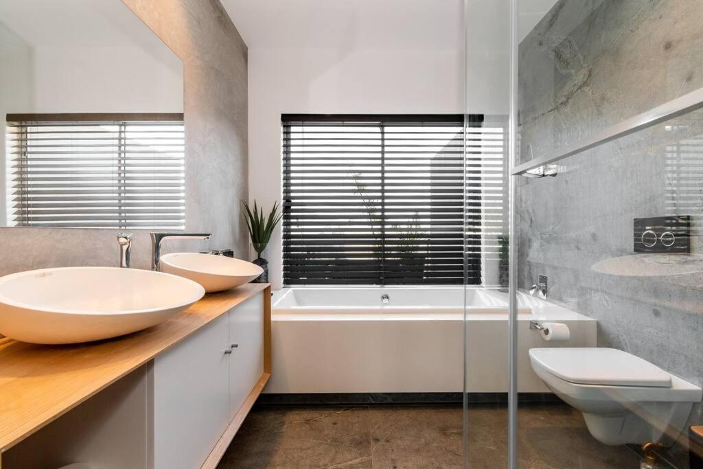Camps Bay Beach House, 2min walk to beach