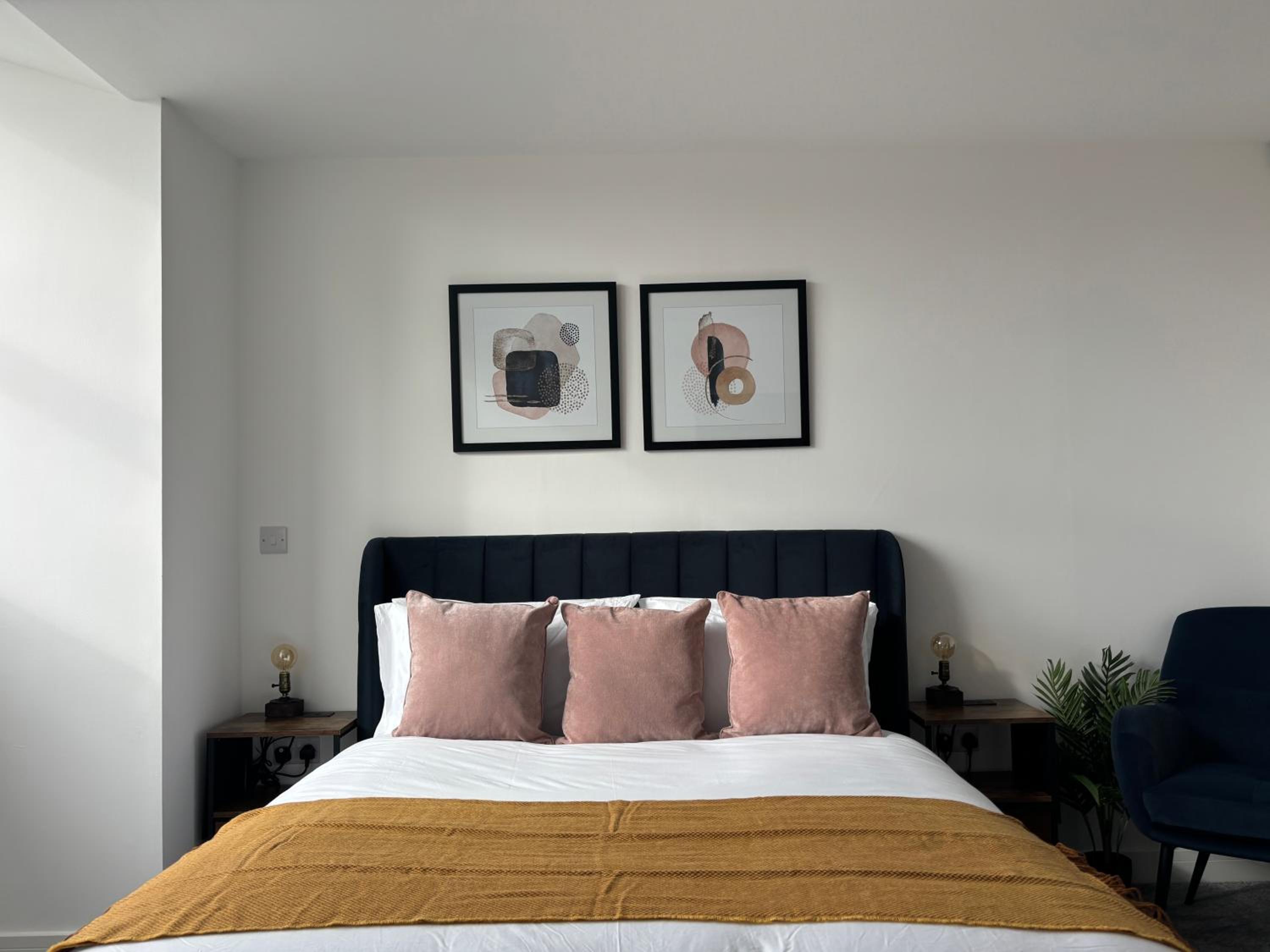 Manchester Apt, Free Parking, Business, Couples & Families view 4