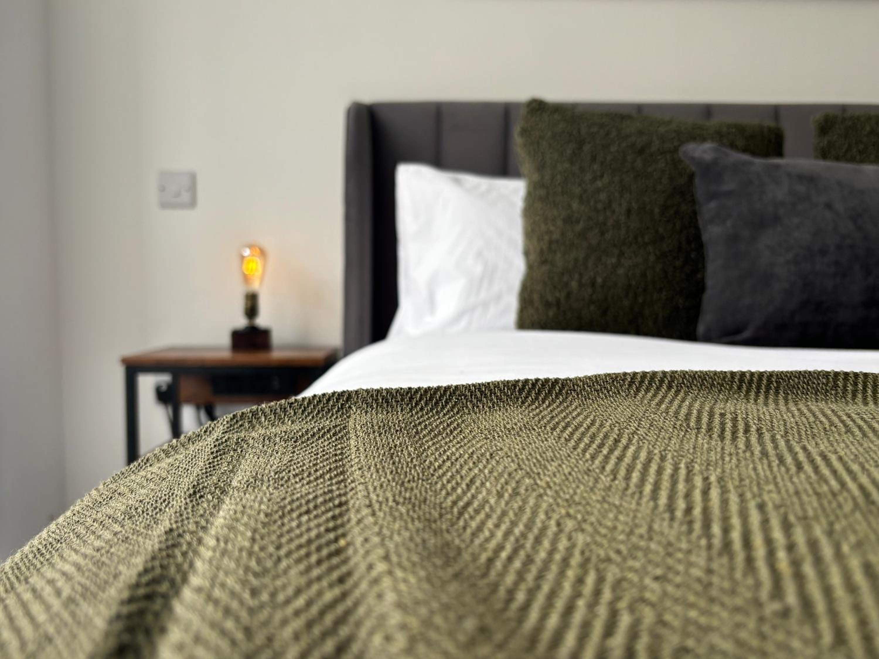 Manchester Apt, Free Parking, Business, Couples & Families view 3