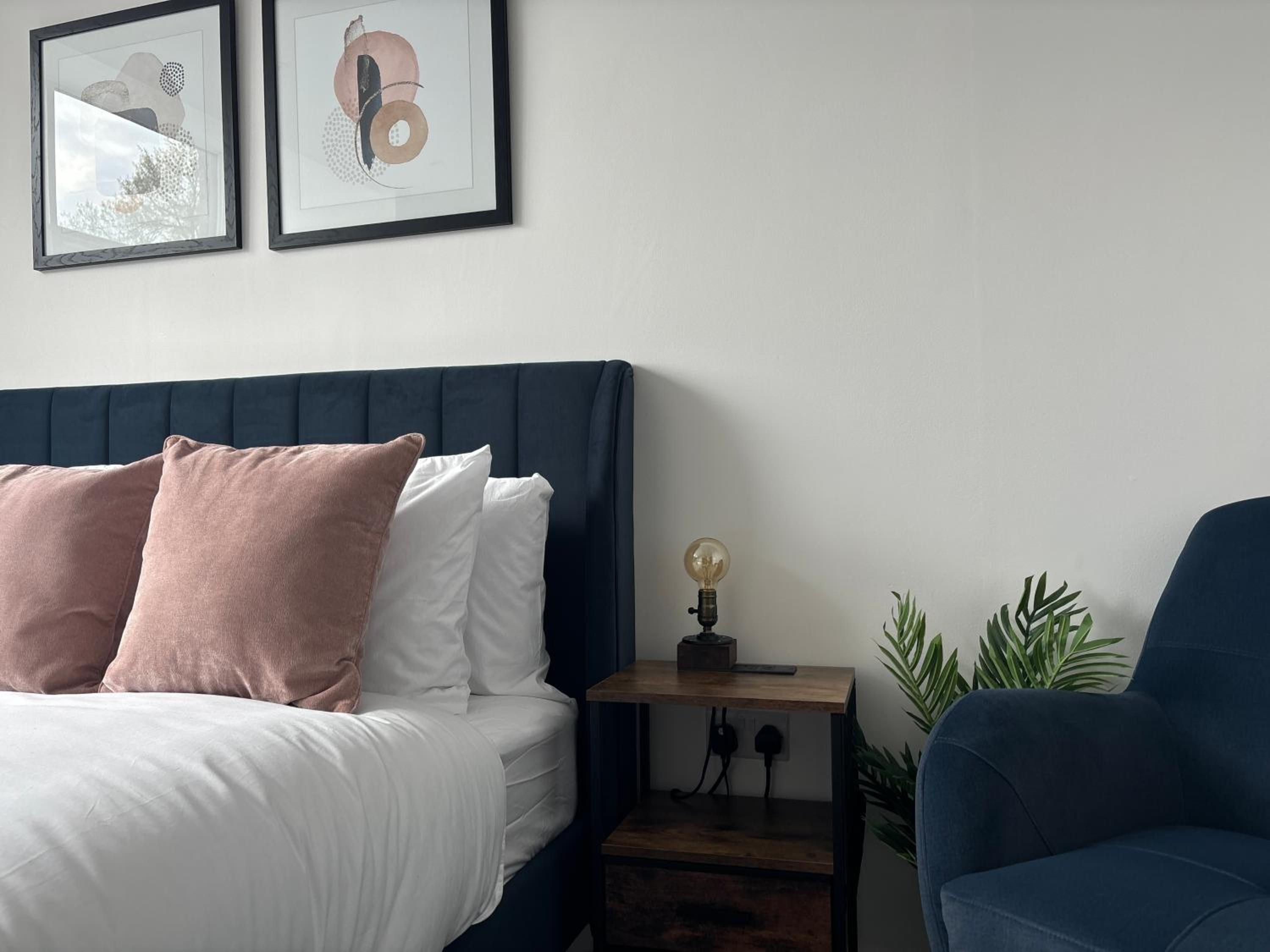 Manchester Apt, Free Parking, Business, Couples & Families view 2