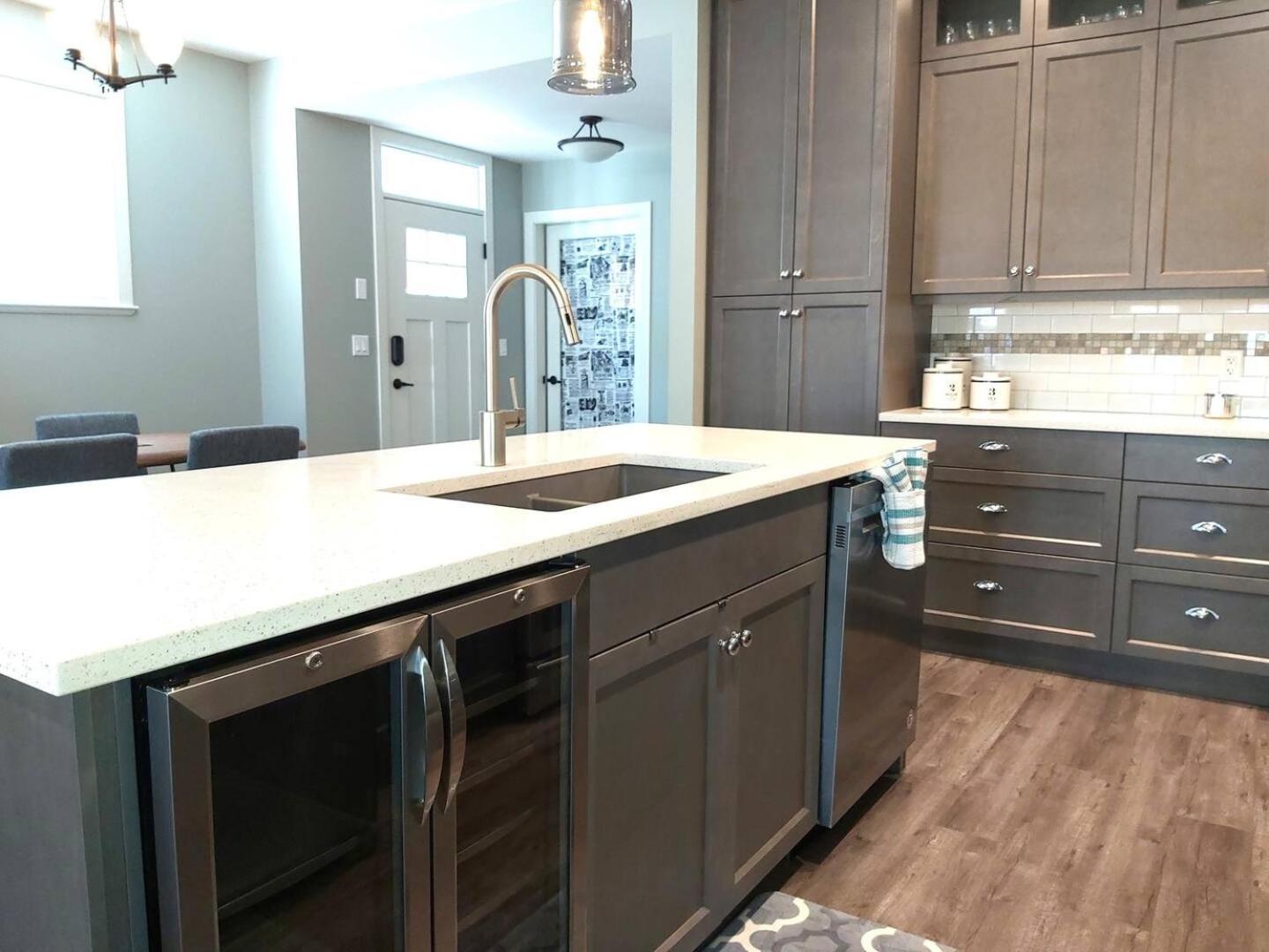 2 King Bedrooms - Walking Distance To Pools