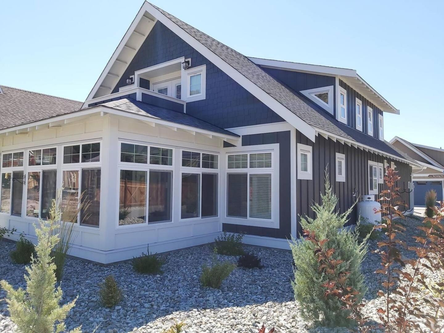 2 King Bedrooms - Walking Distance To Pools