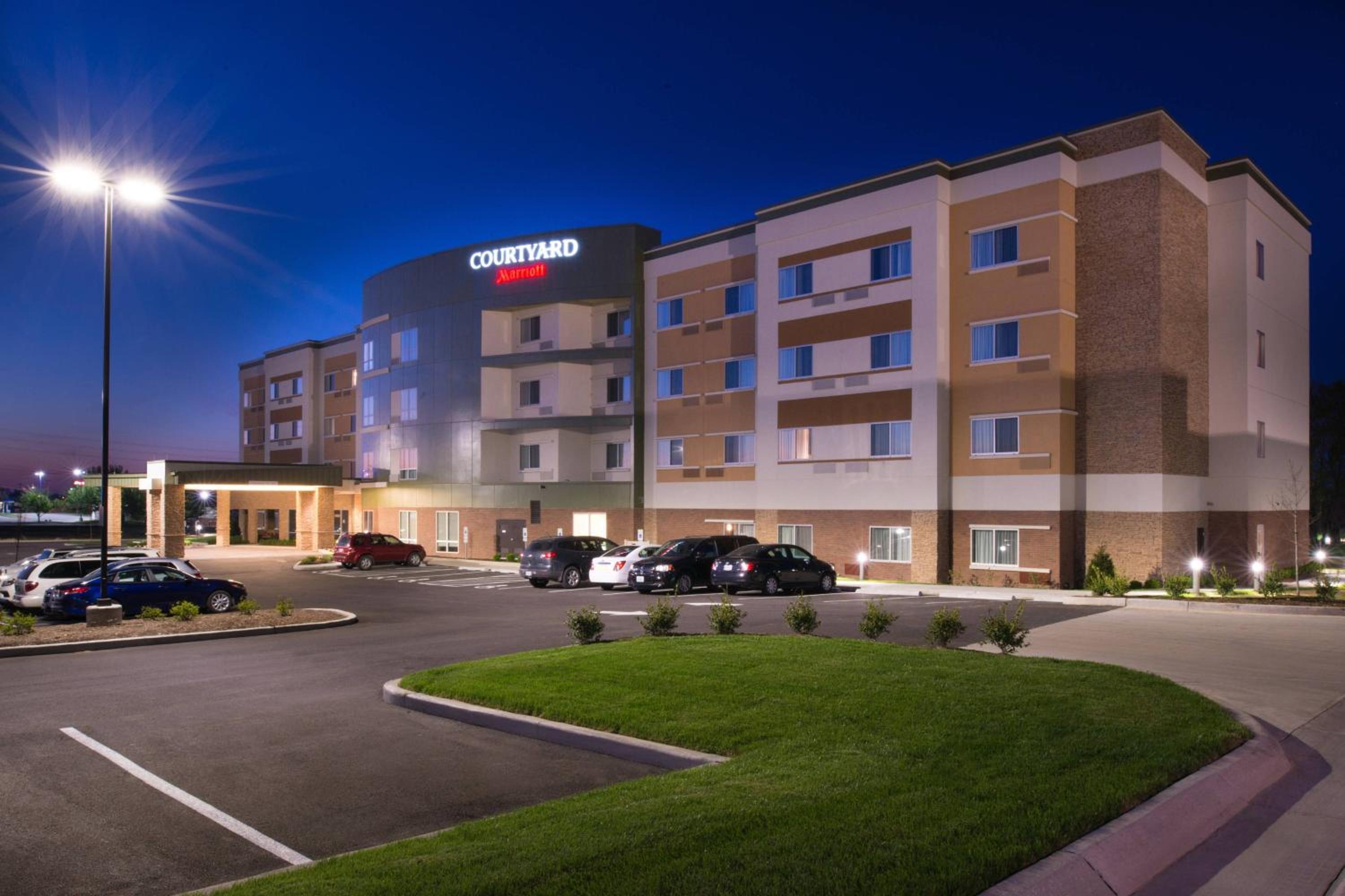 St Louis Vacations - Courtyard by Marriott St. Louis St. Peters - Property Image 2