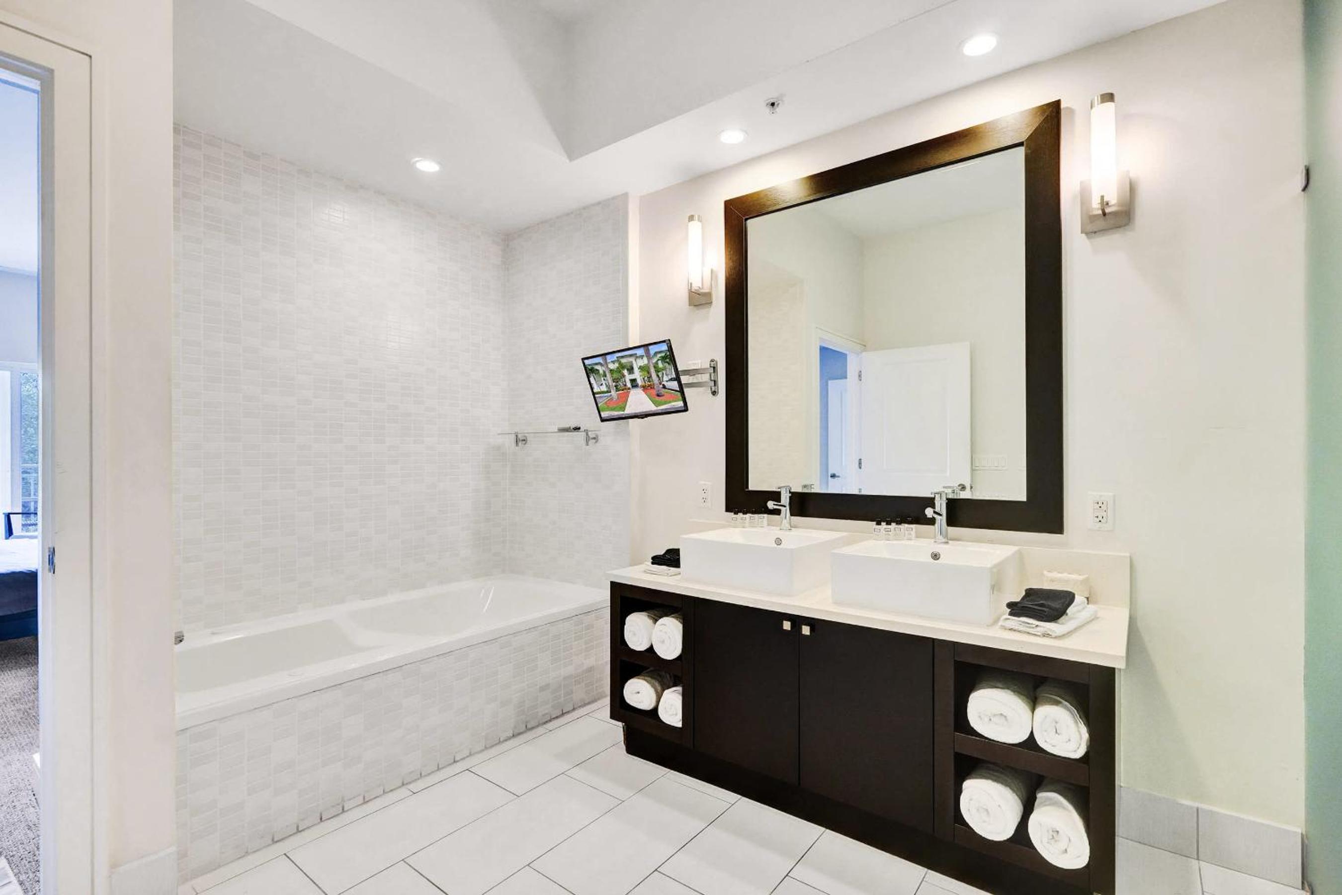 Villa Vista-2 Story w 3Bdrms & Golf View