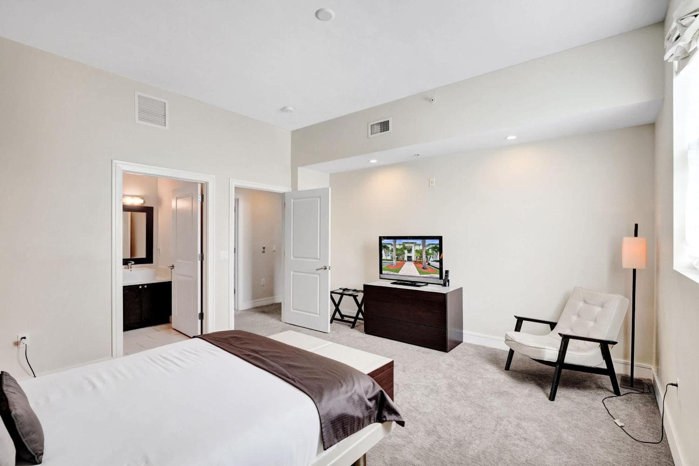 Villa Vista-2 Story w 3Bdrms & Golf View