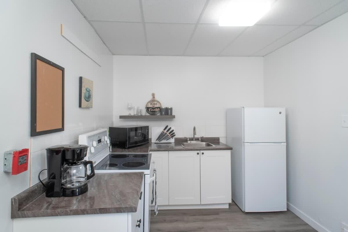 Thunder Bay Vacations - Near Airport Parking Netflix Wi-fi - Property Image 6