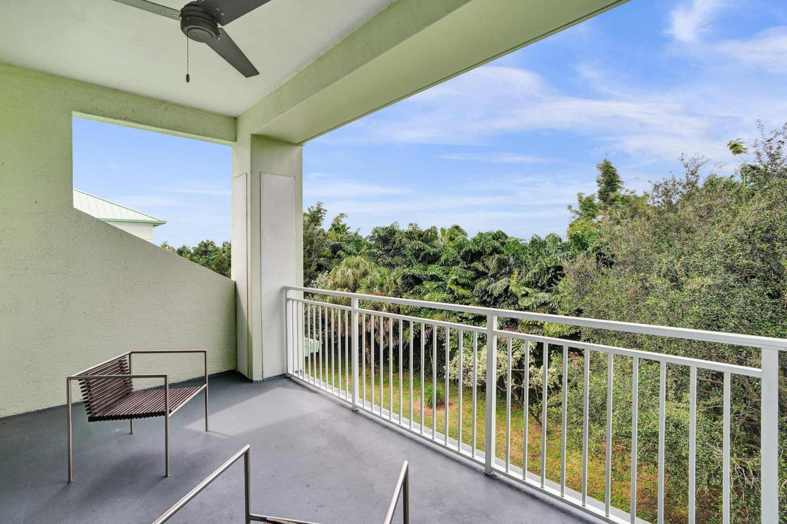 Villa Vista-2 Story w 3Bdrms & Golf View