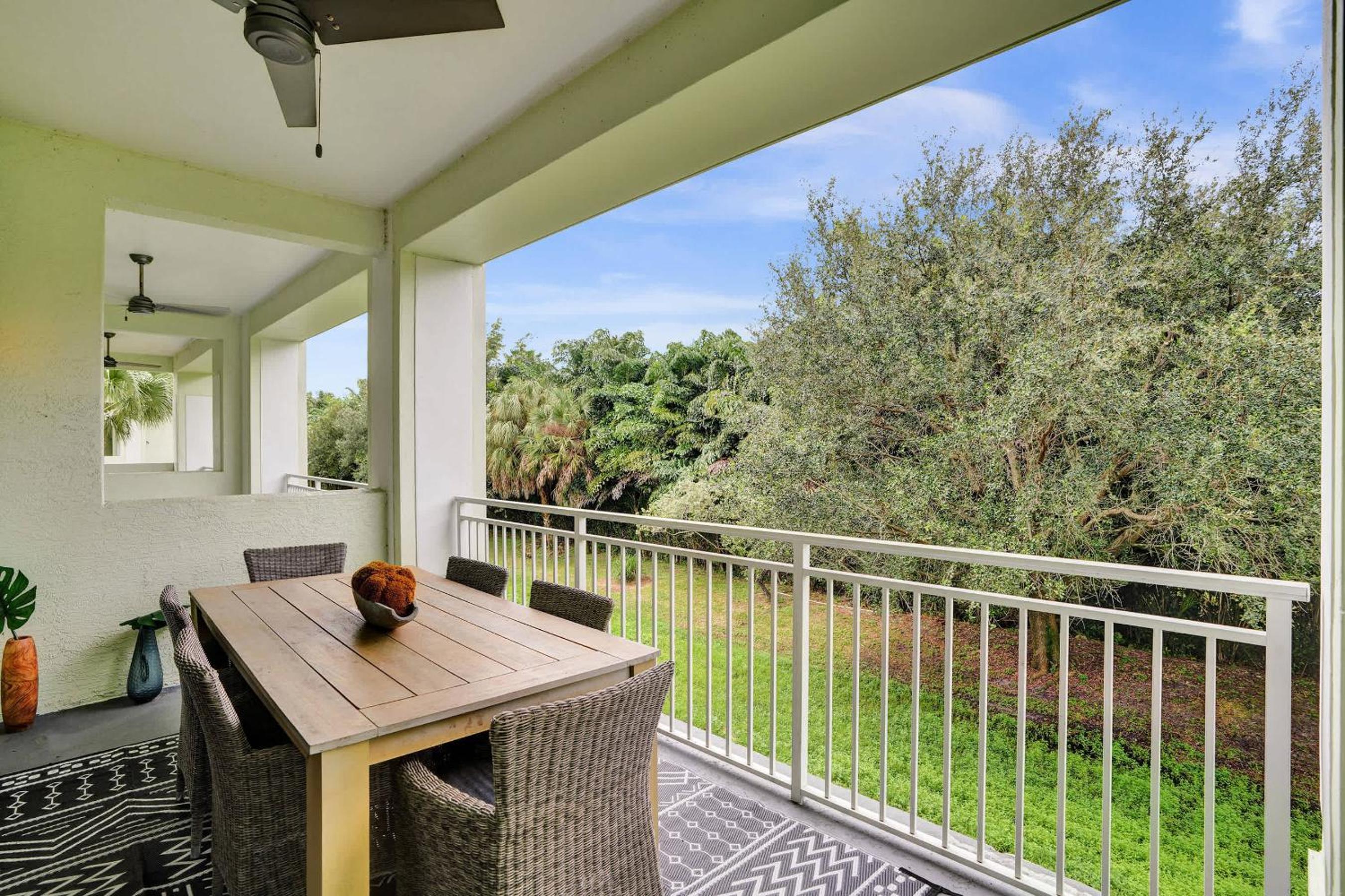 Villa Vista-2 Story w 3Bdrms & Golf View