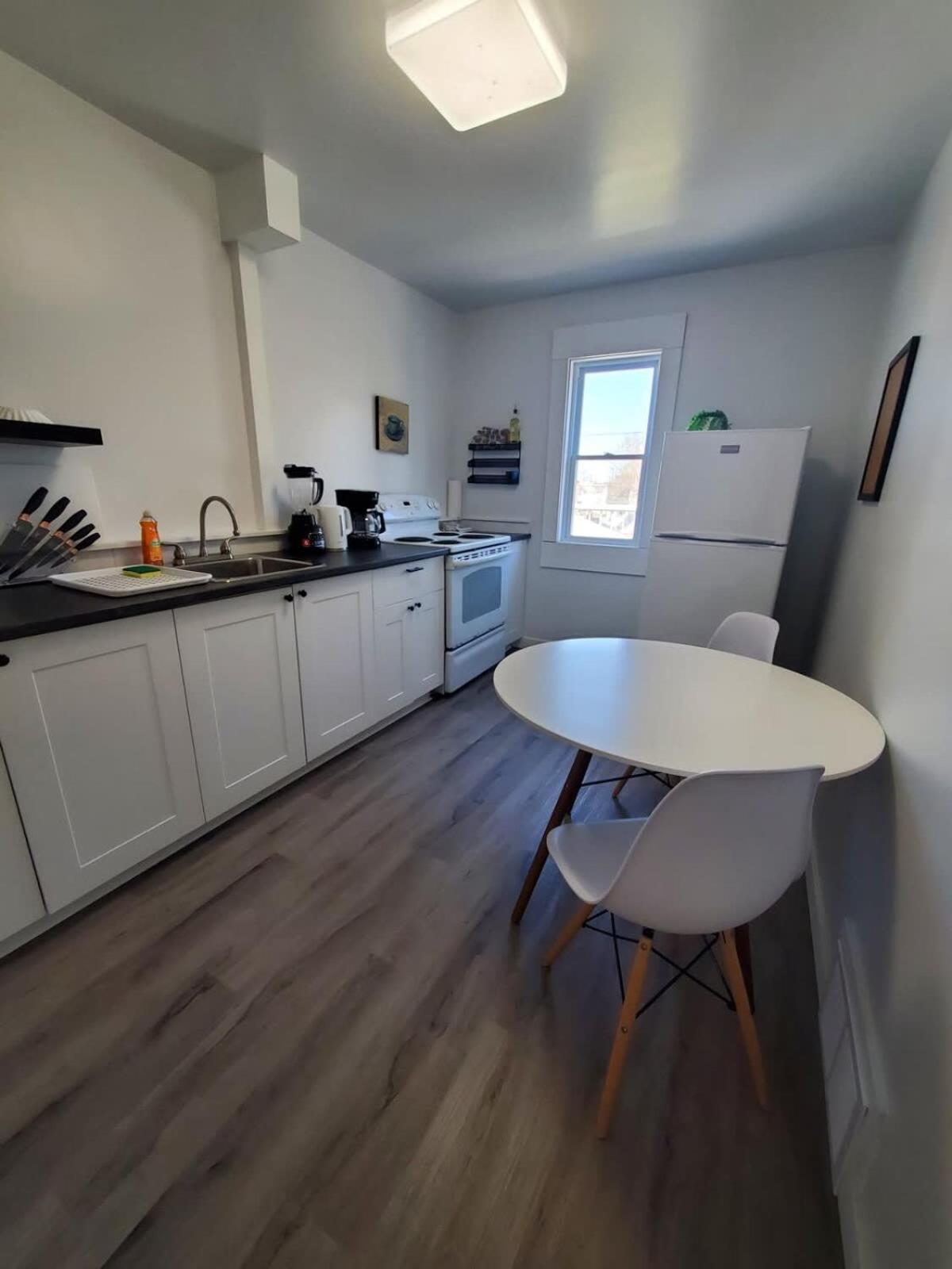 Thunder Bay Vacations - Wifi Netflix Parking Near Airport - Property Image 1