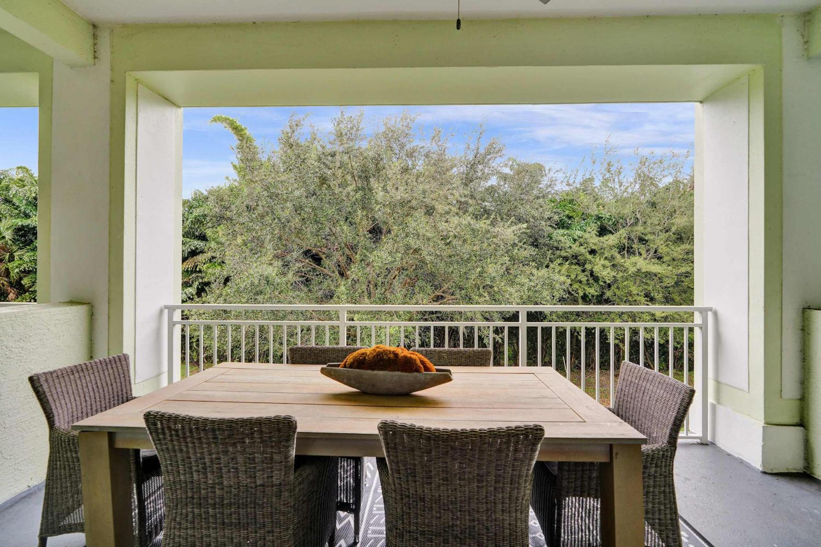 Villa Vista-2 Story w 3Bdrms & Golf View