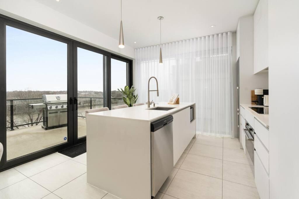 Dream Home Retreat - Water View with Spa