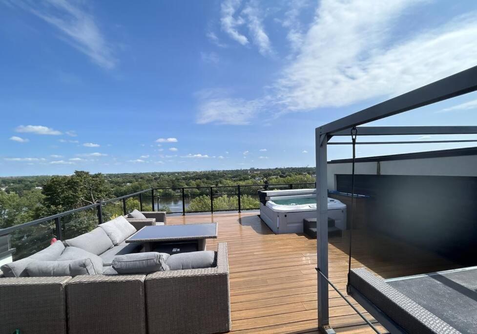 Dream Home Retreat - Water View with Spa