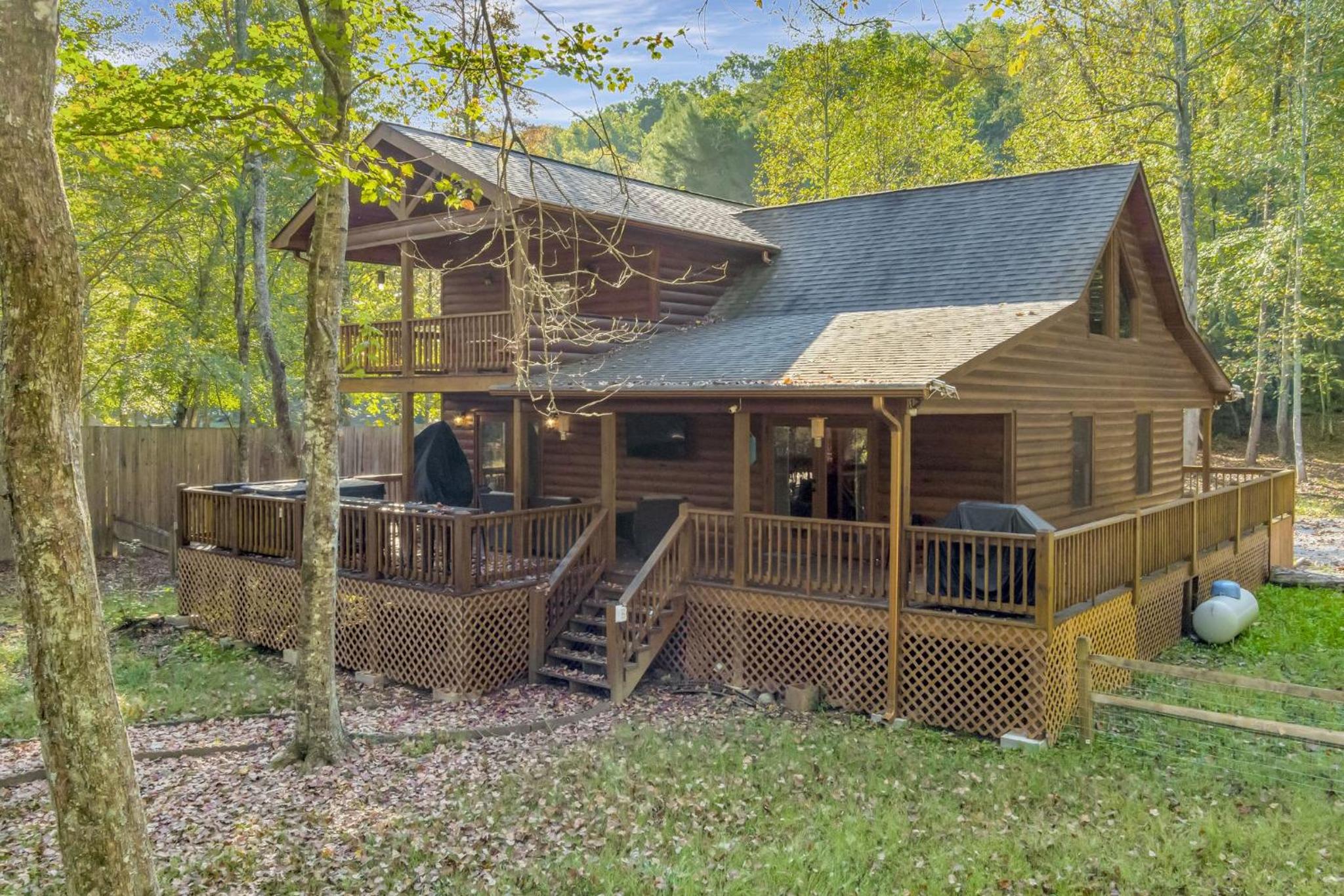 The cozy cabin get away with hot tub view 2