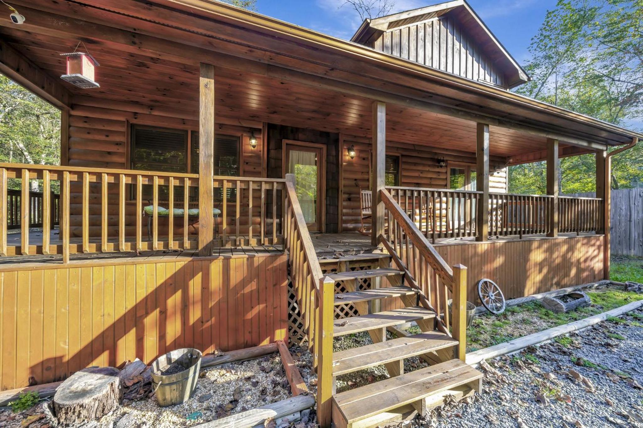 The cozy cabin get away with hot tub view 3