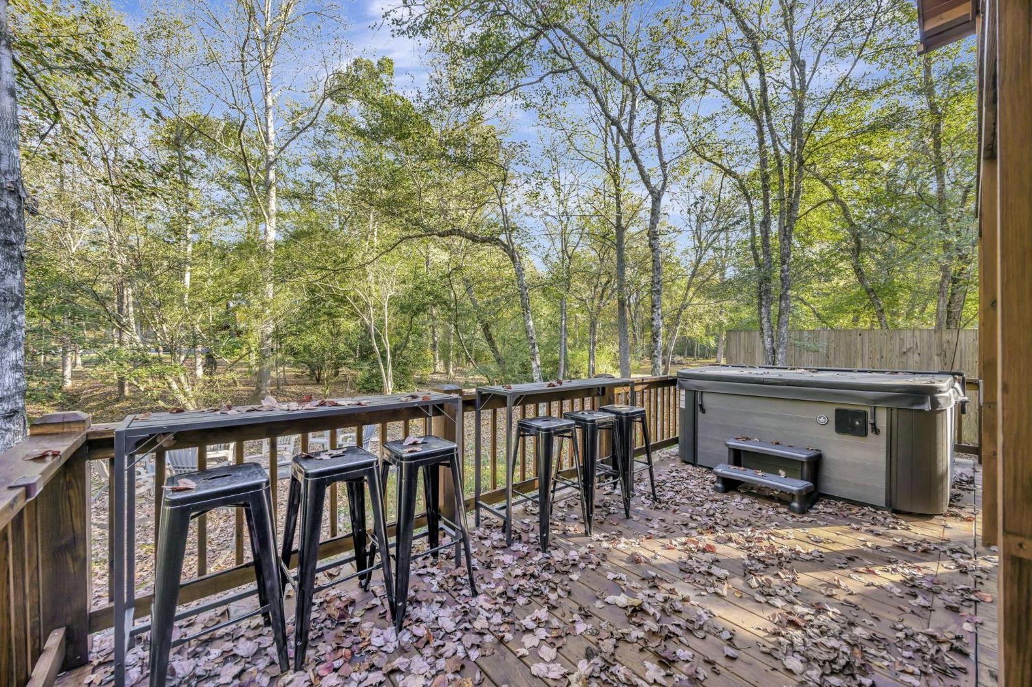 The cozy cabin get away with hot tub view 4