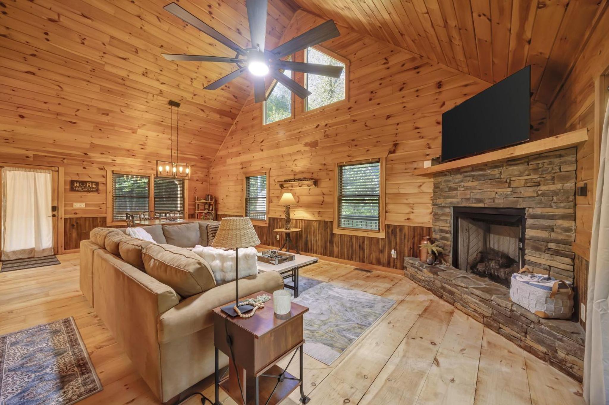 The cozy cabin get away with hot tub view 5