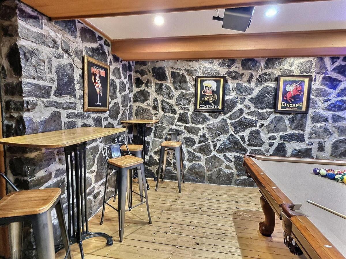 Charme 1780 Lit King Café et Billard
